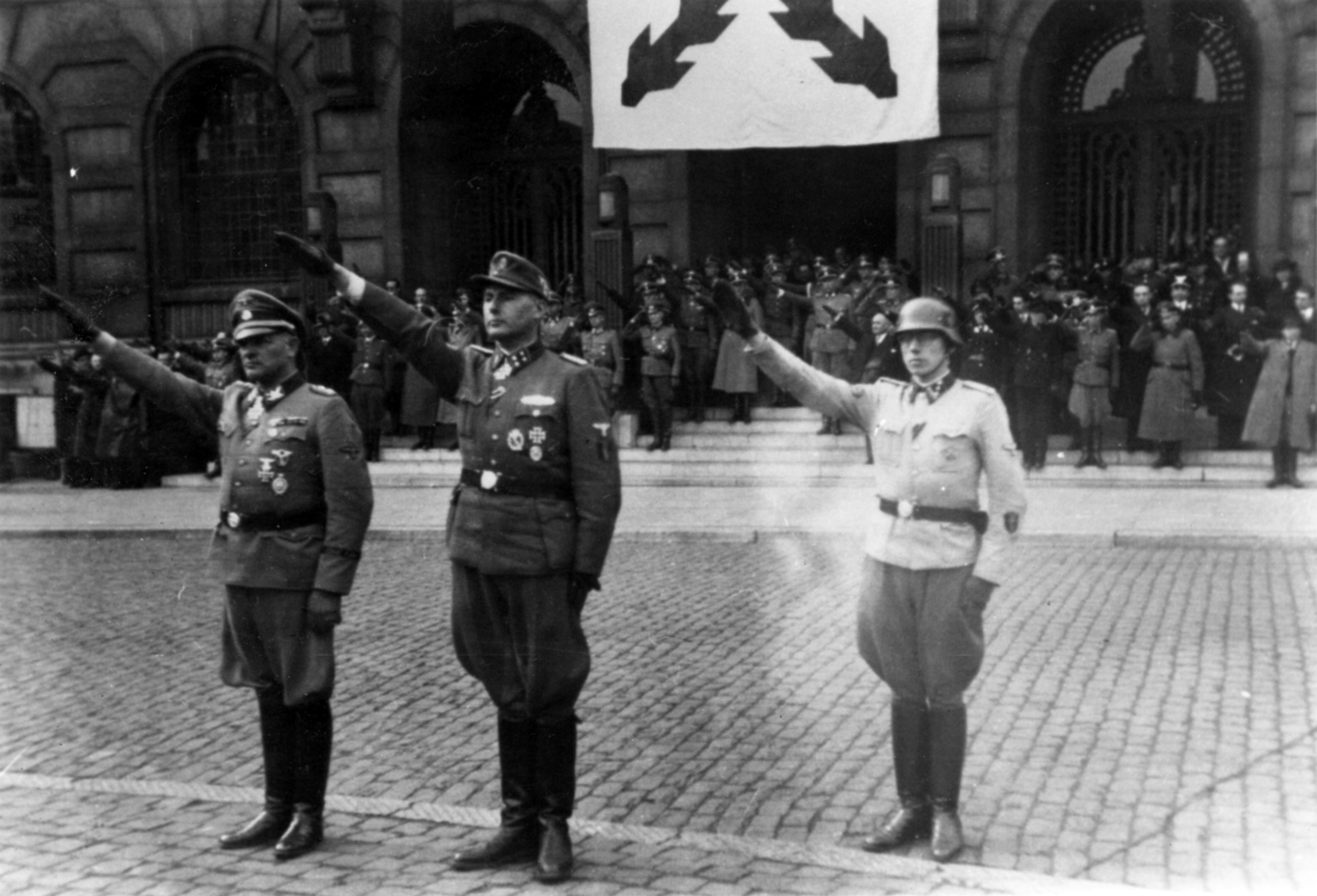 Degrelle à Charleroi, 1er avril 1944 — parade des survivants de Tcherkassy