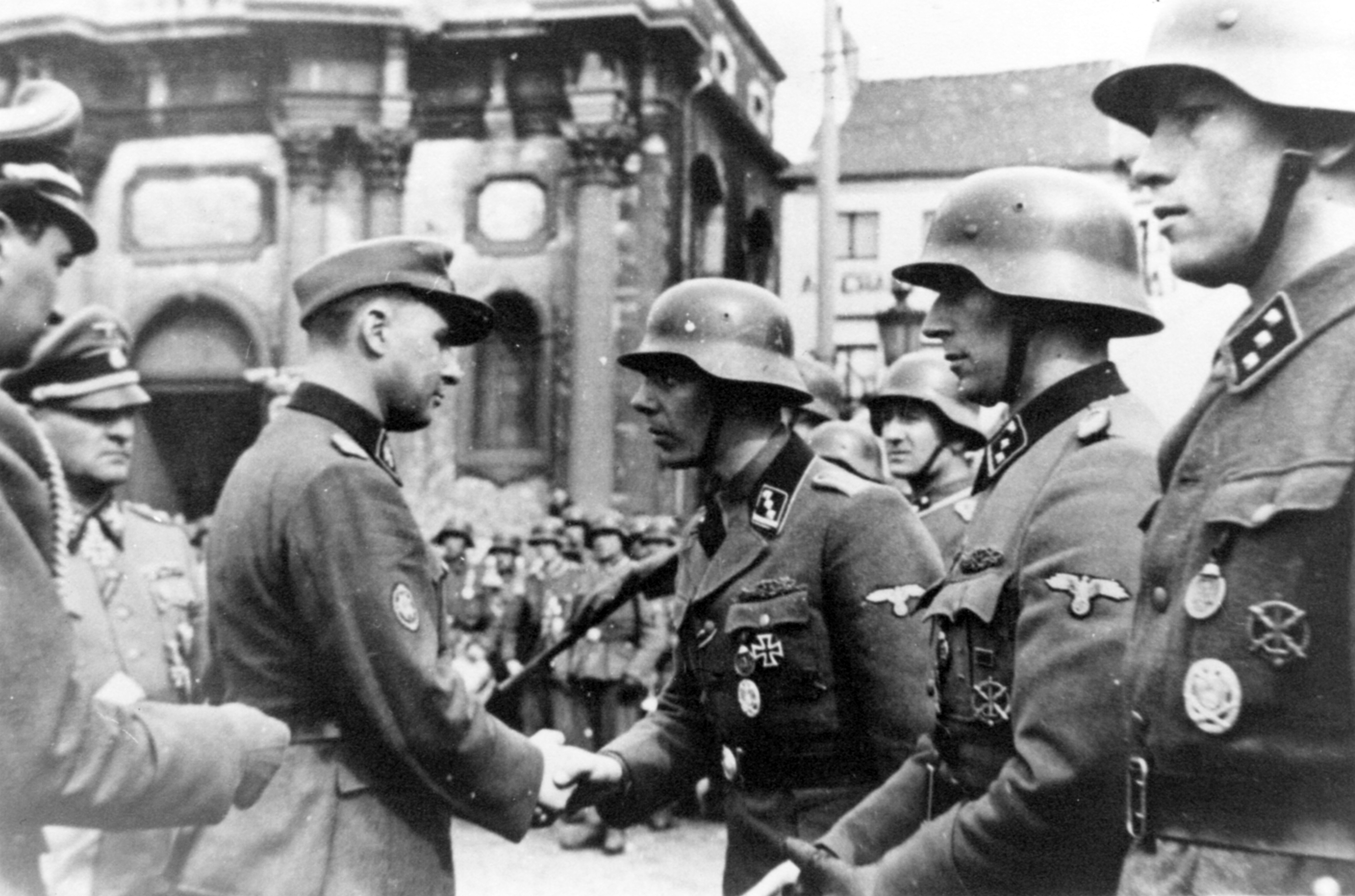 Degrelle à Charleroi — parade d'avril 1944