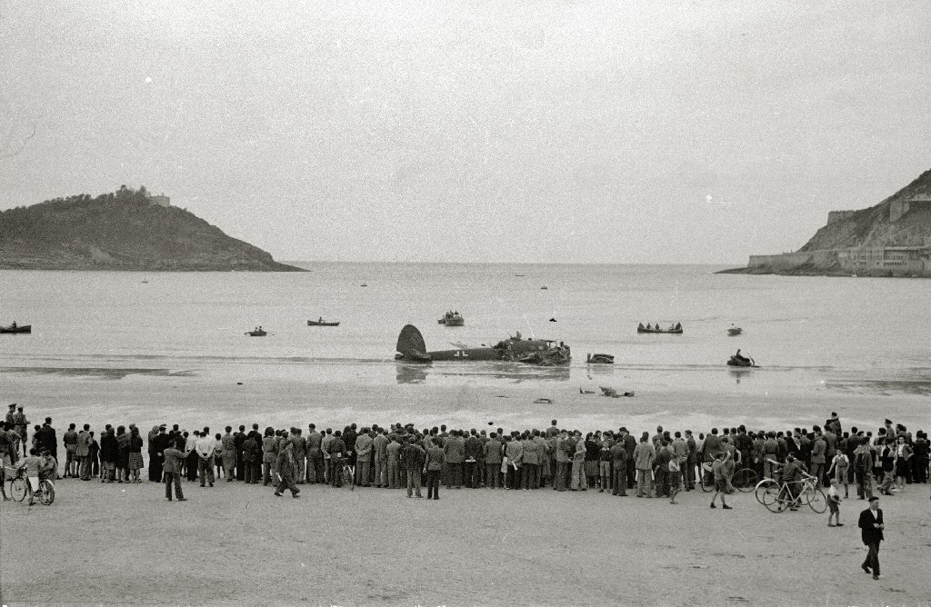 Heinkel He 111 échoué sur la plage de la Concha, Saint-Sébastien, mai 1945